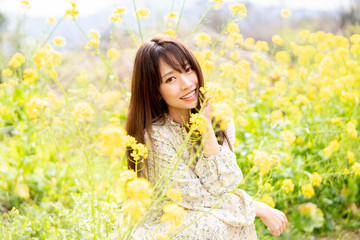 Naklejka premium 菜の花と女性