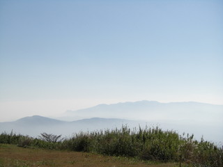 草原と遠くに見える青い山々