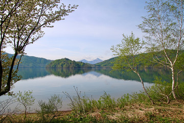 Fototapeta na wymiar 春の桧原湖と磐梯山（福島県・裏磐梯）
