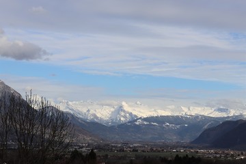 Plakat La chaîne montagneuse des Aravis ou massif des Aravis en Haute Savoie vu du côté ouest depuis le village de La Roche sur Foron - Département Haute Savoie - Région Rhône Alpes - France 
