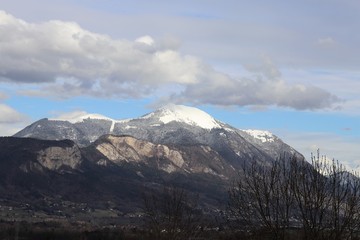 La chaîne montagneuse des Aravis ou massif des Aravis en Haute Savoie vu du côté ouest depuis le village de La Roche sur Foron - Département Haute Savoie - Région Rhône Alpes - France 