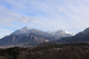 La chaîne montagneuse des Aravis ou massif des Aravis en Haute Savoie vu du côté ouest depuis le village de La Roche sur Foron - Département Haute Savoie - Région Rhône Alpes - France 