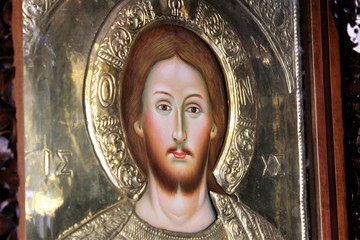 Obraz premium Icon of Jesus Christ handcrafted and covered with gold inside a Christian orthodox church in Athens, Greece