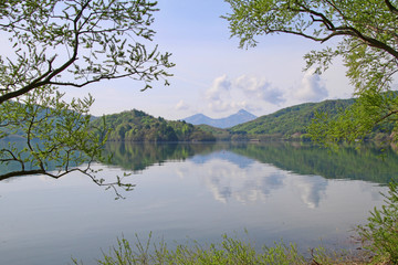 Obraz premium 春の桧原湖と磐梯山（福島県・裏磐梯）