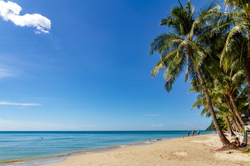 Fototapeta premium Biała piaszczysta plaża, Koh Chang, Tajlandia, listopad 2019