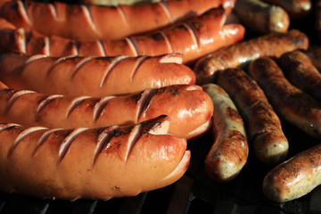 Würstchen auf dem Grill