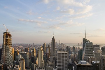 Fototapeta premium Piękny widok z lotu ptaka na panoramę Nowego Jorku o zachodzie słońca, USA