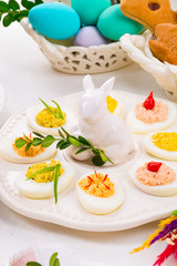 The perfect table with colorful table decorations for Easter