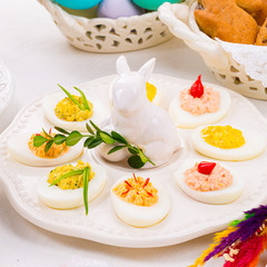 The perfect table with colorful table decorations for Easter