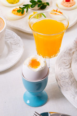 The perfect table with colorful table decorations for Easter