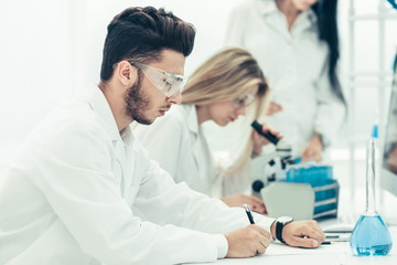 Obraz premium close up.the scientist writes data to the log.