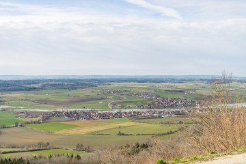 Ausblick auf Gerolfingen und Aufkirchen. Die Wörnitz ist zum Zeitpunkt der Aufnahme über die Ufer getreten. Der Hesselberg ist die höchste Erhebung in Mittelfranken. Er ist ein beliebtes Ausflugsziel.