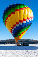 Start eines Heißluftballons im Winter