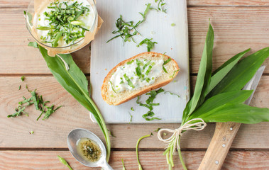 Bärlauch Wildkräuter frisch Kräuterquark Scheibe Brot