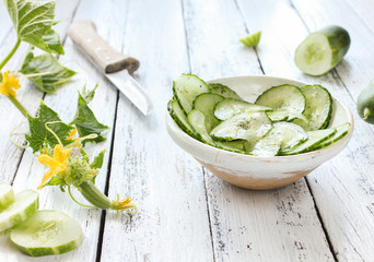 Gurken Salat Gurke frisch Schale Tisch