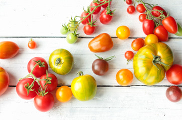 verschiedene Tomaten Tisch Brett Freiraum Hintergrund