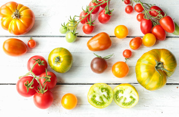 Tisch mit Tomaten Hintergrund verschiedene