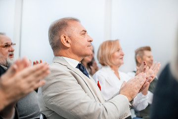 Obraz premium close up. a group of business people applaud during a business seminar.