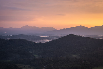 Obraz premium Mgliste pasmo górskie z niesamowitym niebem