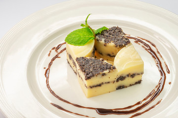  This is a dessert of milk cream with poppy seeds
