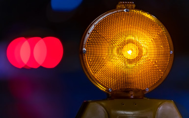 Warnleuchte Dunkelheit Sicherheit Gefahr HIndernis Verkehr Blinklicht Baustelle Absperrung Orange...