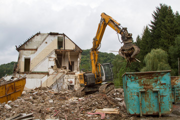 Abriss eines Hauses mit Bagger