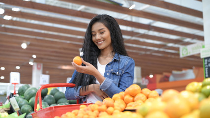 Obraz premium Shopping concepts. Beautiful girl is buying fruit in the mall. 4k Resolution.
