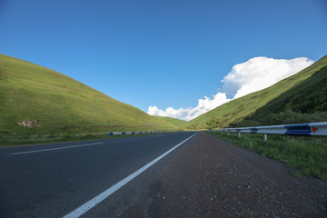 Naklejka premium road with green grass