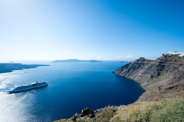 Fototapeta premium Bright scenic view of the dramatic Mediterranean caldera landscape from the cliffs of Santorini, Greece