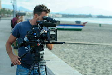 Camarógrafo con cámara de cine digital