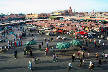 Obraz premium La plaza Jemaa el Fna es la plaza central de Marrakech y el lugar más importante de la medina (Marruecos)