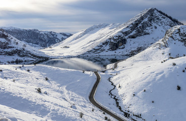 Lagos de Covadonga nevados, en un día de invierno (Asturias/ España)
