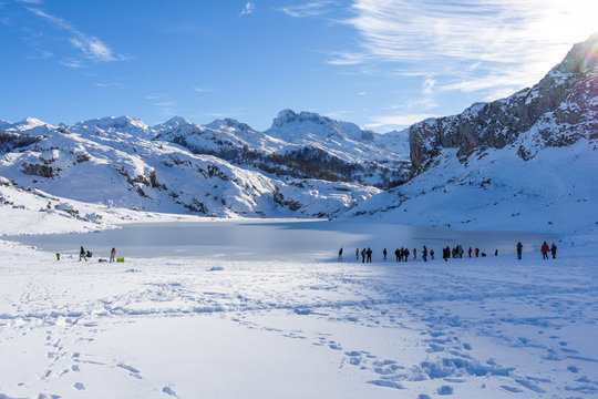 Lagos de Covadonga nevados, en un d&iacute;a de invierno (Asturias/ Espa&ntilde;a)