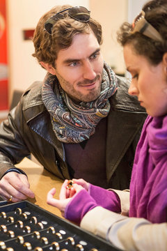 Frau sucht mit Mann Ring aus in einem Gesch&auml;ft