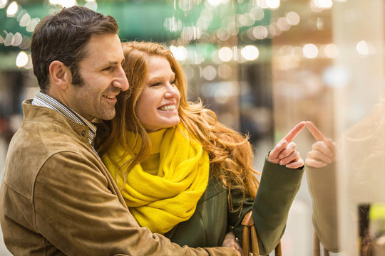 Paar auf Shoppingtour in st&ouml;dtischem Umfeld