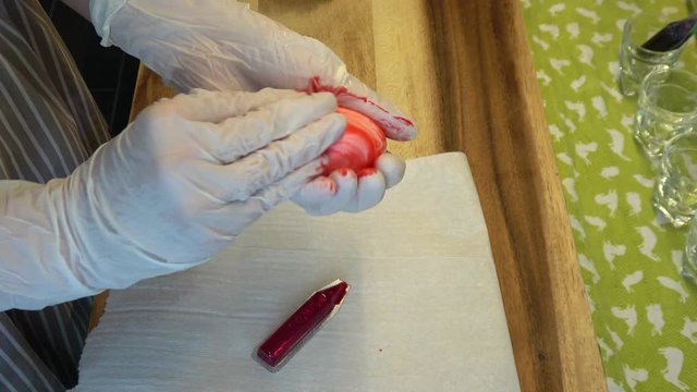 Ostereier werden mit Farbe eingef&auml;rbt