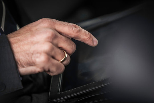 Close up M&auml;nnerhand tippt auf Tablet