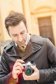 Portrait Mann mit Retro Kamera in st&auml;dtischen Umfeld