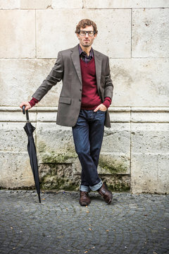 Businessmann mit Regenschirm