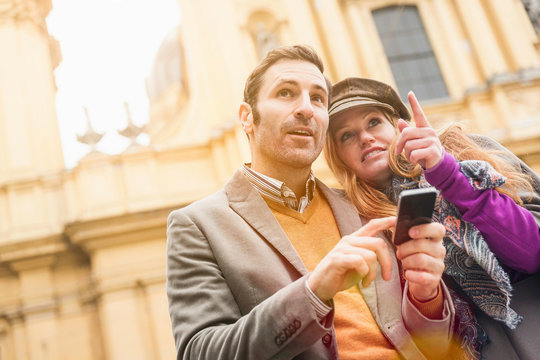 Paar mit Handy in st&auml;dtischen Umfeld
