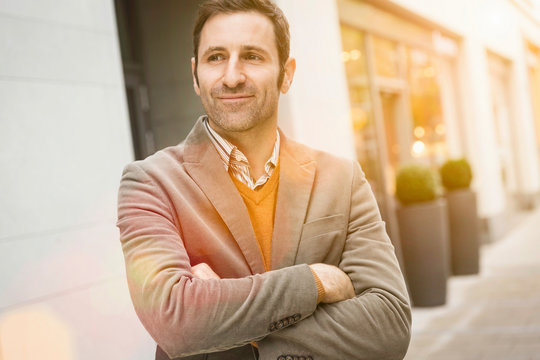 Businessmann casual im st&auml;dtischen Umfeld 