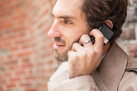 Businessmann am Telefon im st&auml;dtischen Umfeld
