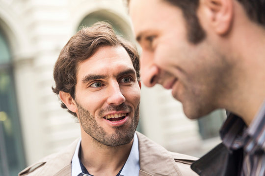 Close up von zwei Businessm&auml;nnern im st&auml;dtischen Umfeld