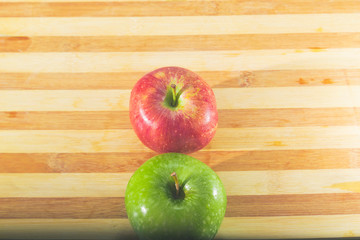 jugosas manzanas verdes y rojas