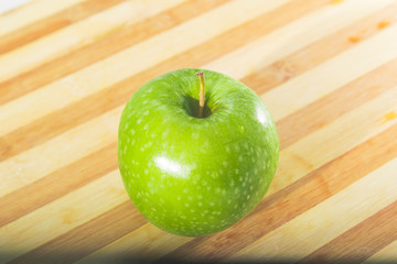jugosas manzanas verdes y rojas
