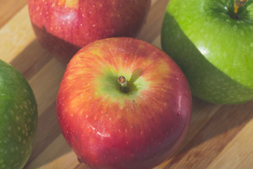 jugosas manzanas verdes y rojas