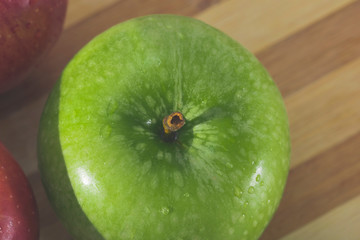 jugosas manzanas verdes y rojas