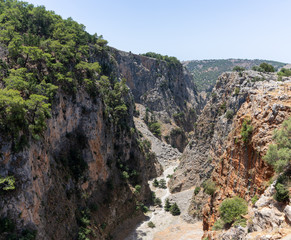 Tiefe Schlucht in den Bergen 