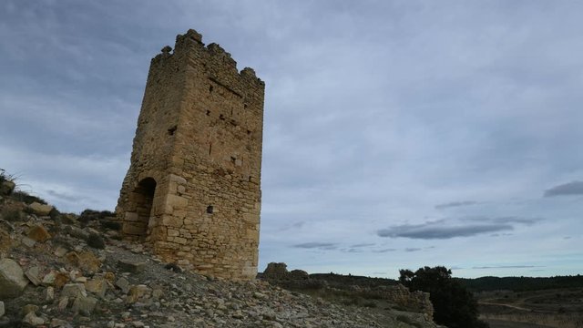 Time lapse de nubes pasando por las ruinas del Castillo de Pradas, cerca de la poblaci&oacute;n de San Agust&iacute;n. Teruel. Arag&oacute;n. Espa&ntilde;a