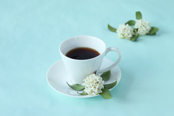 Obraz na płótnie Canvas 白い沈丁花とコーヒー